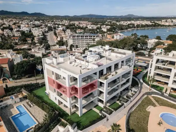 Tu refugio en Portocolom: elegancia, calma y una terraza bañada por el sol mediterráneo